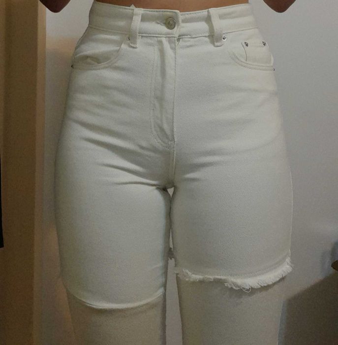 Blugi albi cu talie inalta