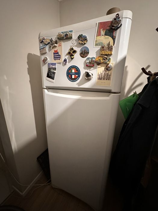 Frigider Indesit cu 2 uși, stare impecabilă, foarte curat