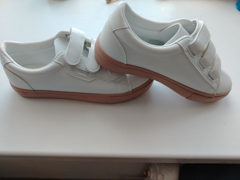 Продам красивые кроссовки.