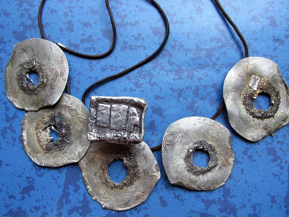 Сребърно колие с естествена кожа и пръстен