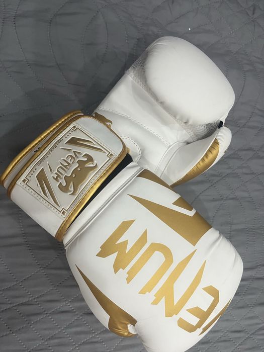 Продам боксерские перчатки venum