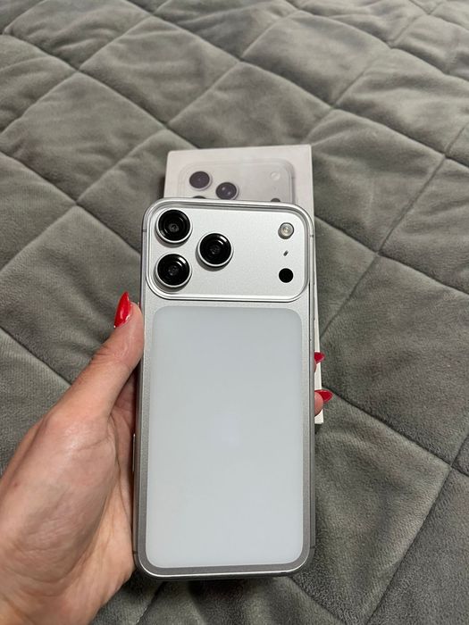 Продам айфон 17.