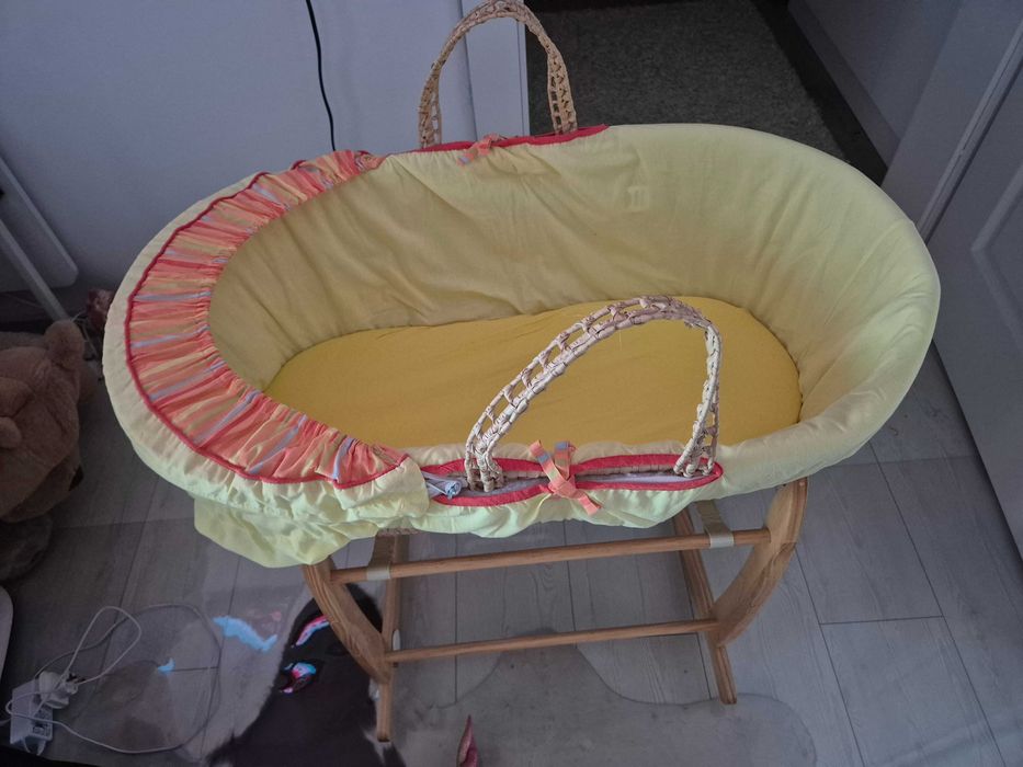 Pătuț bebe cu posibilitate de leganare, lenjerie inclusă plus saltea