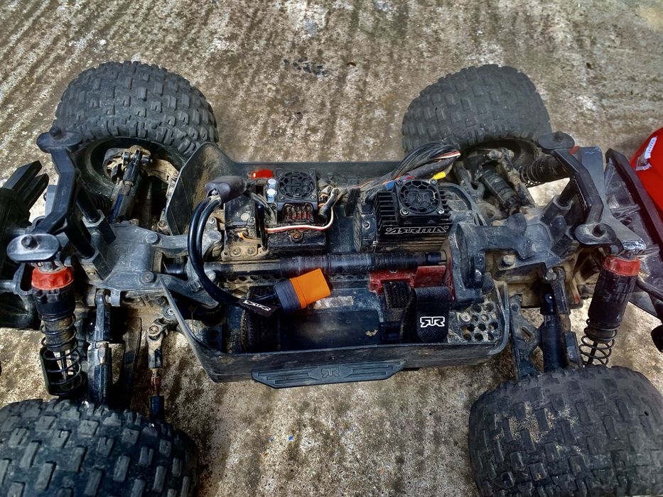 Masinuta rc arrma granite