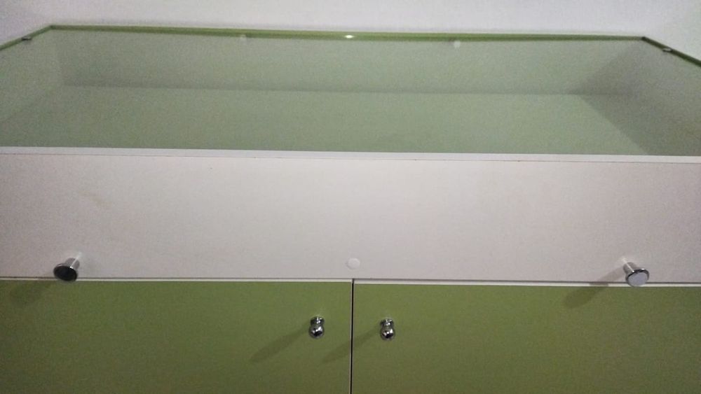 Стол- витрина фисташкового цвета