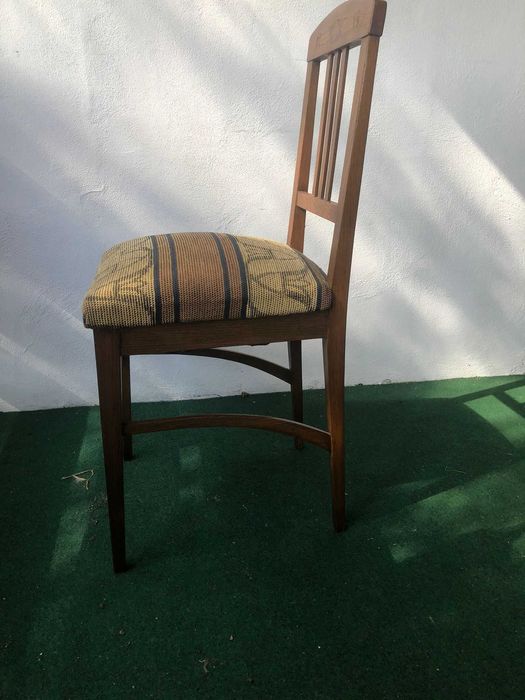 Scaun vintage din lemn masiv cu tapițerie textilă galben-bej – stil clasic