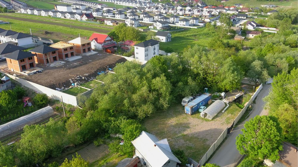 Vand Teren intravilan 10 ari deschidere 50 metri