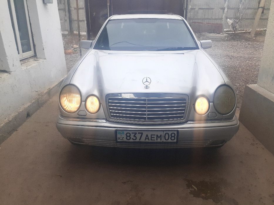 Машина Mercedes двигатель 2.3