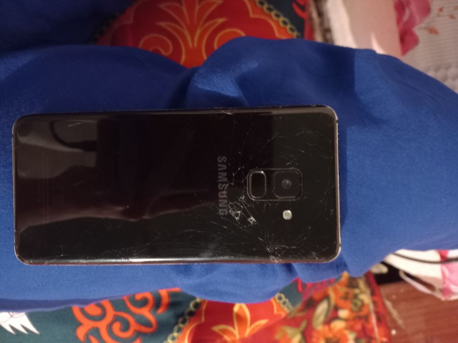 Телефон самсунг А8