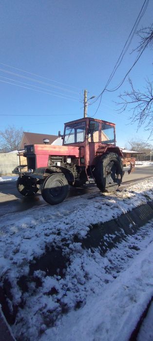 VÂND TRACTOR U650 se dă cu plug și grapa după el prețul este de 3500€