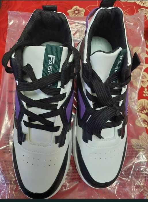 Vând adidași nr 41 noi în cutie