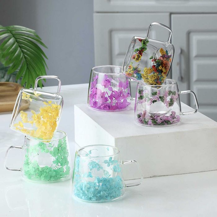 Двустенна чаша с дръжка и цветя в тюркоаз – запазва температурата