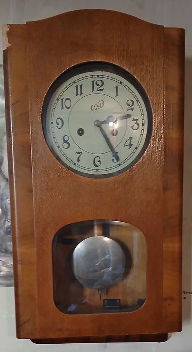 Часы с маятником.