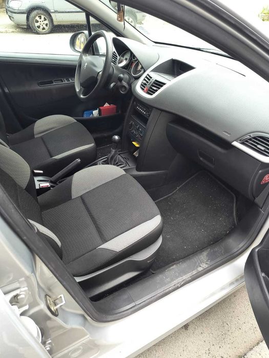 Продавам Peugeot 207 / 2009 година с технически преглед и гражданска отговорност