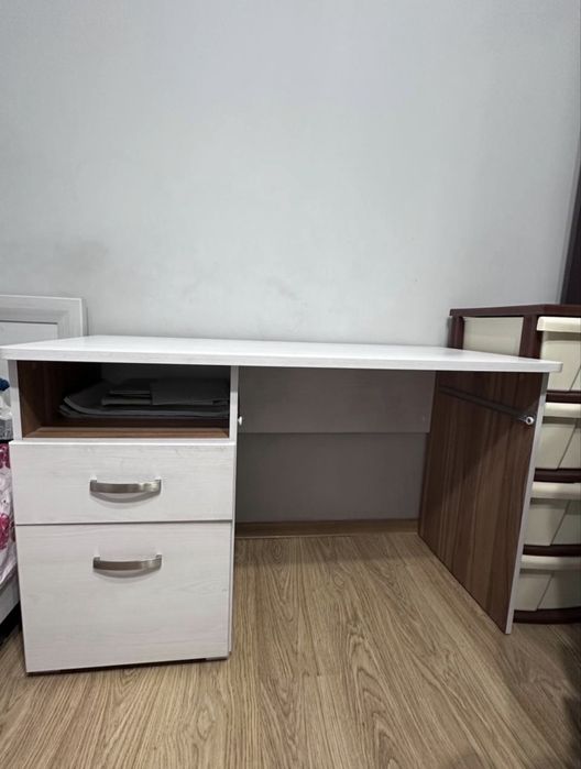 стол письменный в отличном состояний