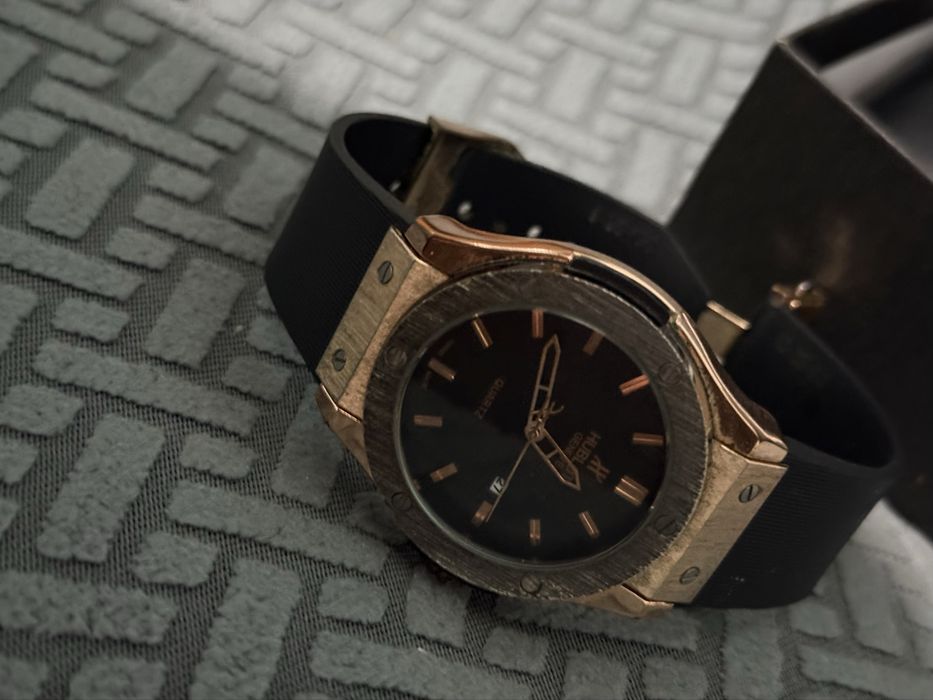 Золотисто-чёрные часы Hublot в продаже