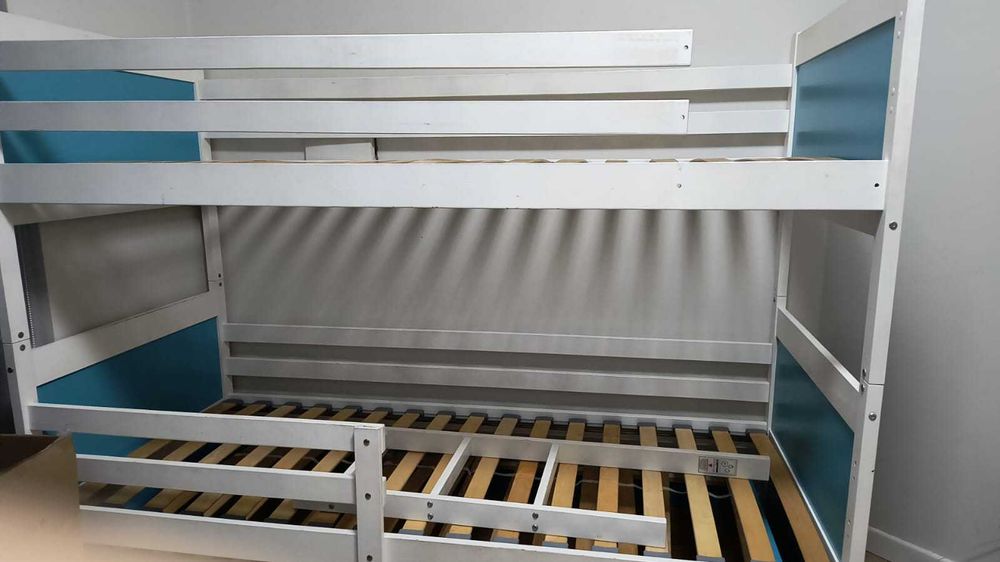 Vand pat suprapus copii stare foarte buna.cu saltele 3 pers