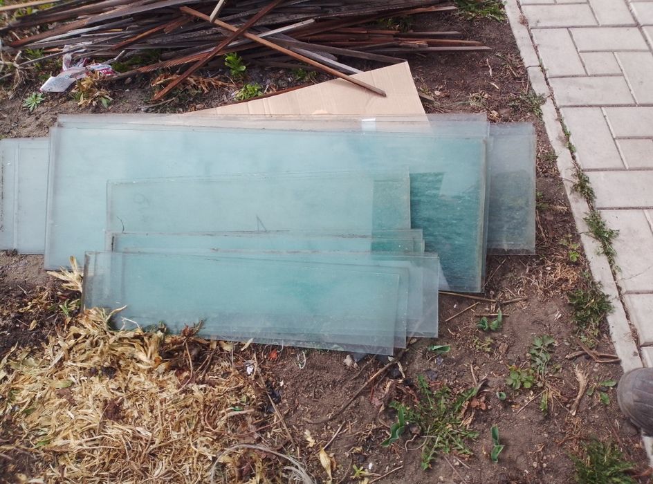 Отдам рамы и стёкла к ним