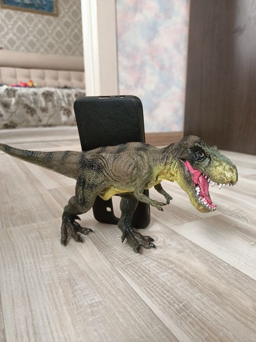 Динозавр игрушка