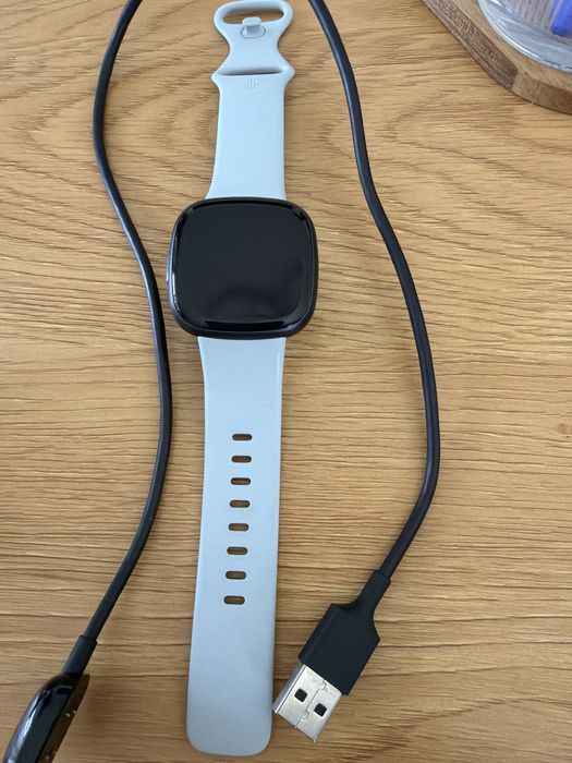 Ceas Smartwatch Fitbit Versa 4 cu incarcator marime S/P