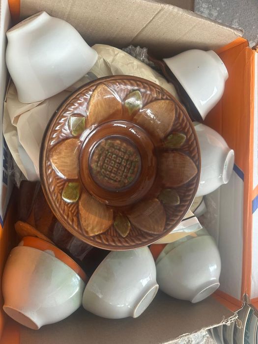 Посуда: термос, чайник, кесе