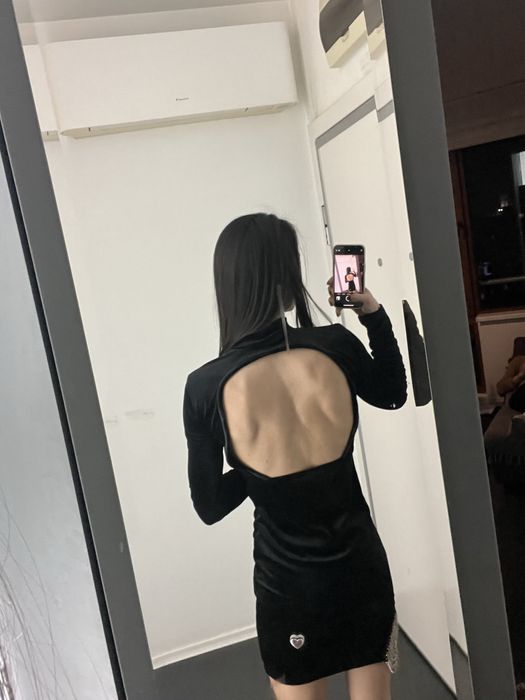 Черна рокля с гол гръб