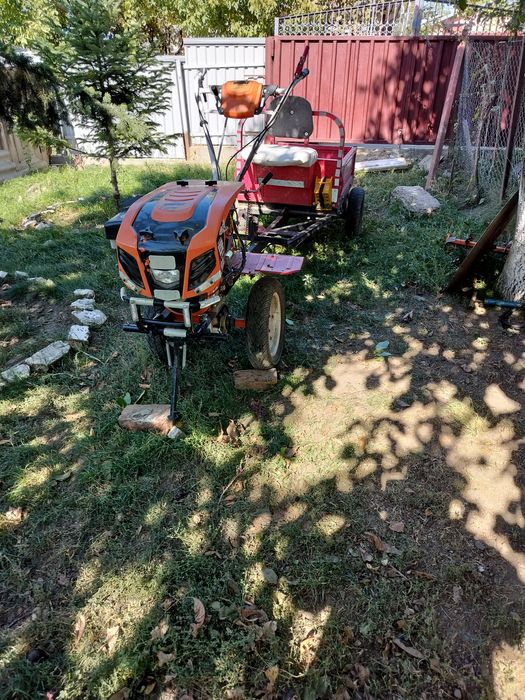 Vand motocultor 18 cp cu remorca , plug, freza, tarnuitor, rotii metal