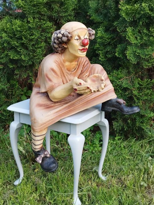 Jun Asilo,Колекционерска фигура на просещ клоун