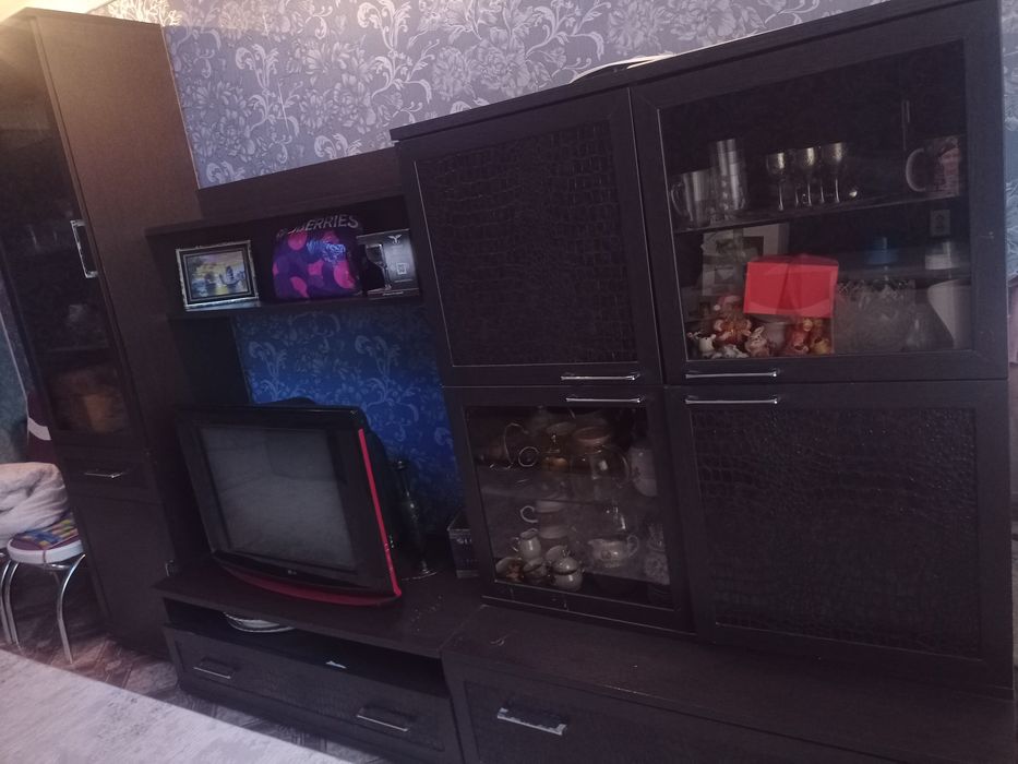 Продам горку в гостиную