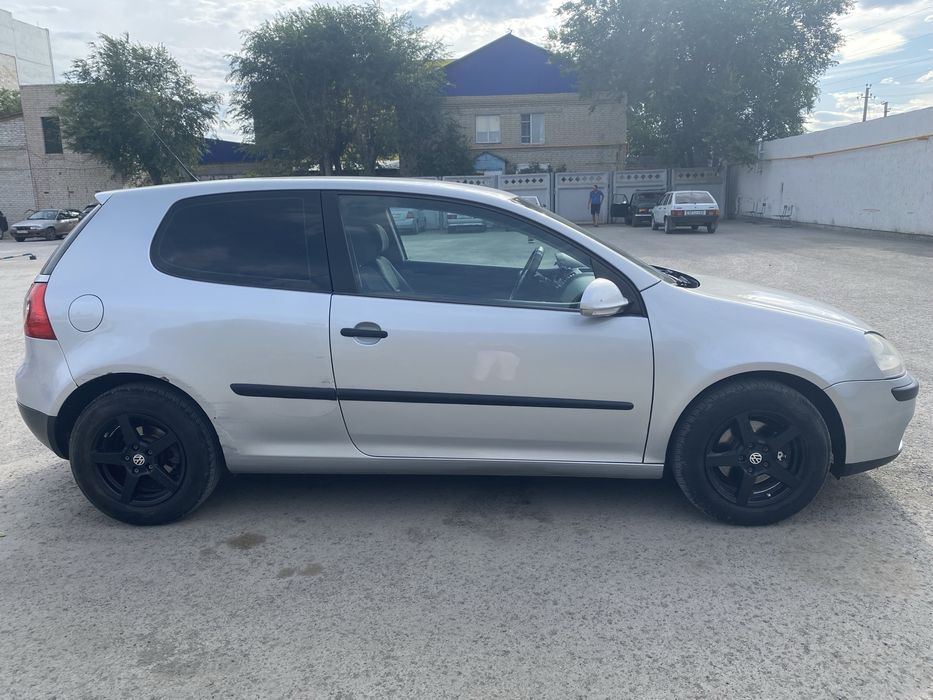 Продам volkswagen golf 2005 года.
