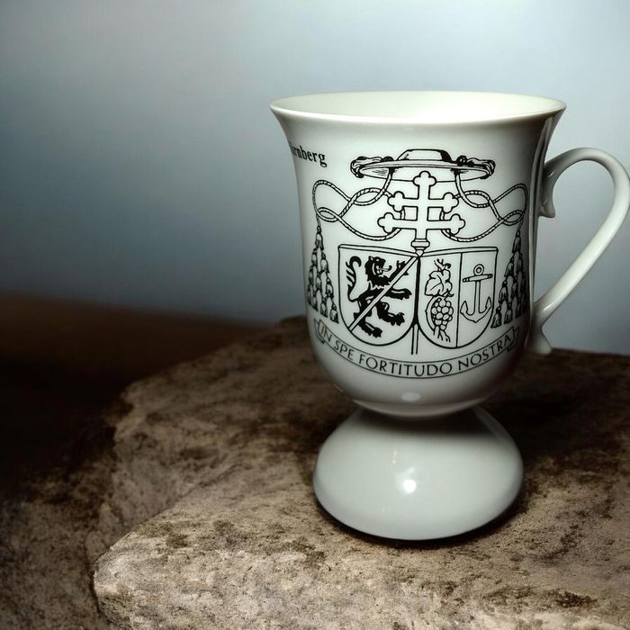 Set 8 Căni de Colecție din Porțelan – Stemă Ecleziastică și Motto Lati