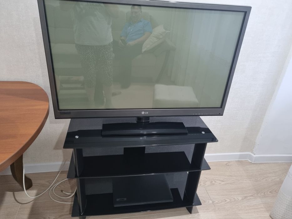 Продам Телевизор  бу с тумбочкой