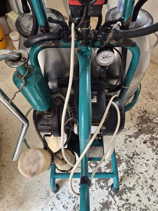 Vând aparat de muls cu 2 posturi si 2 bidoane inox