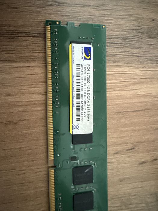 оперативная память DDR4 8 gb-2 шт 4 gb -1 шт все трое дам за 500.000