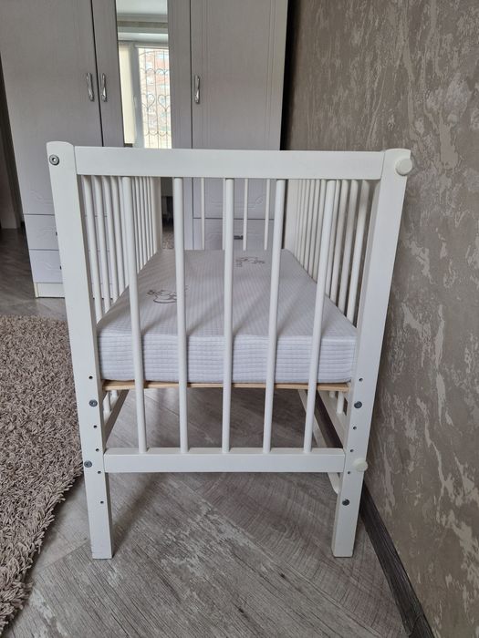 Продам кроватку детскую белую