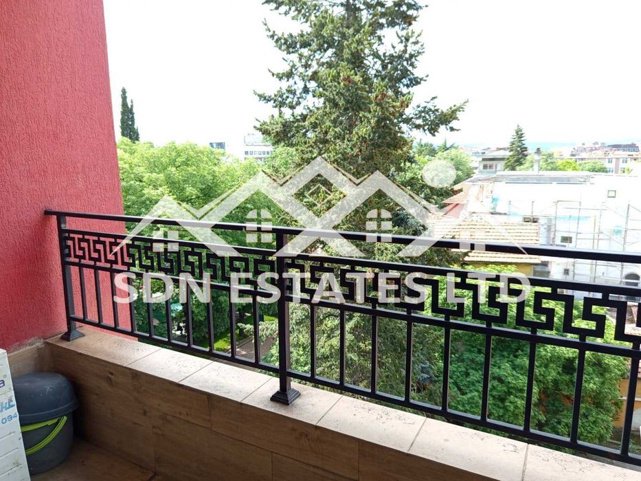 Продава се напълно обзаведено студио в идеалния център на Казанлък