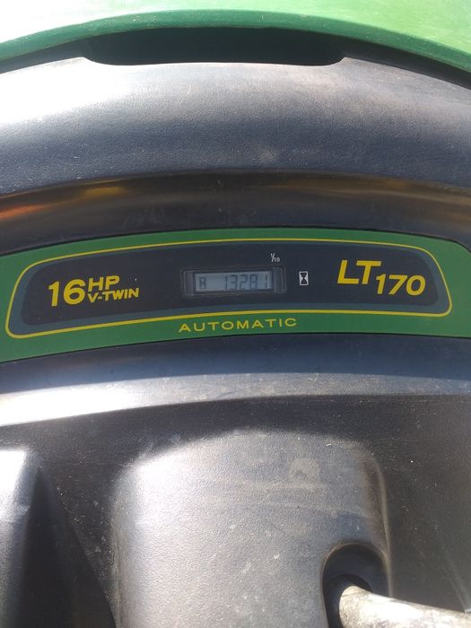 Tractoras tuns iarba