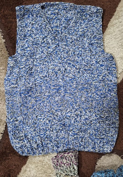 Vând veste și ciorapi crosetati de lână