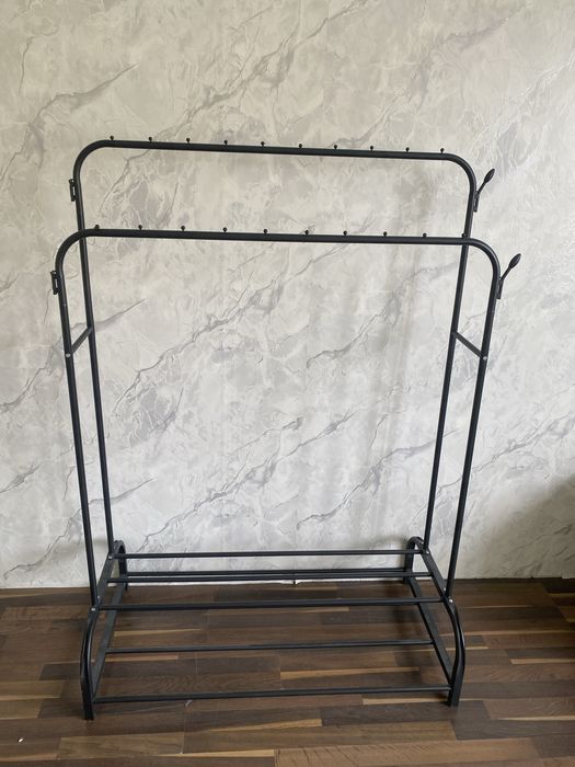 Вешилка 3 шт есть