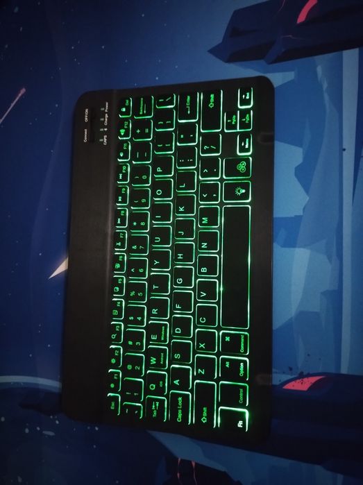Tastatura neagra iluminata wireless