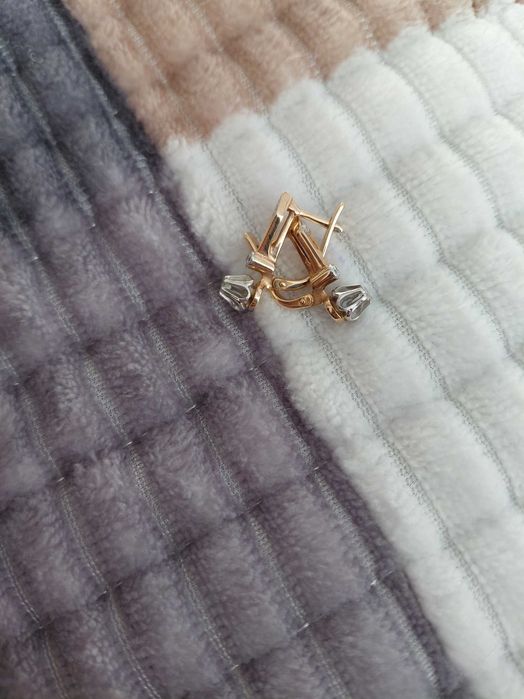 Продам серьги с бриллиантом