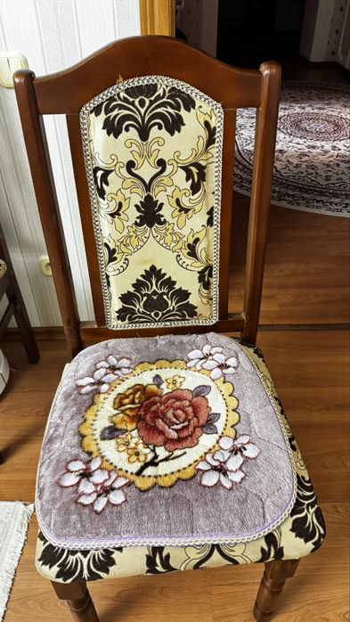 Стол со стульями