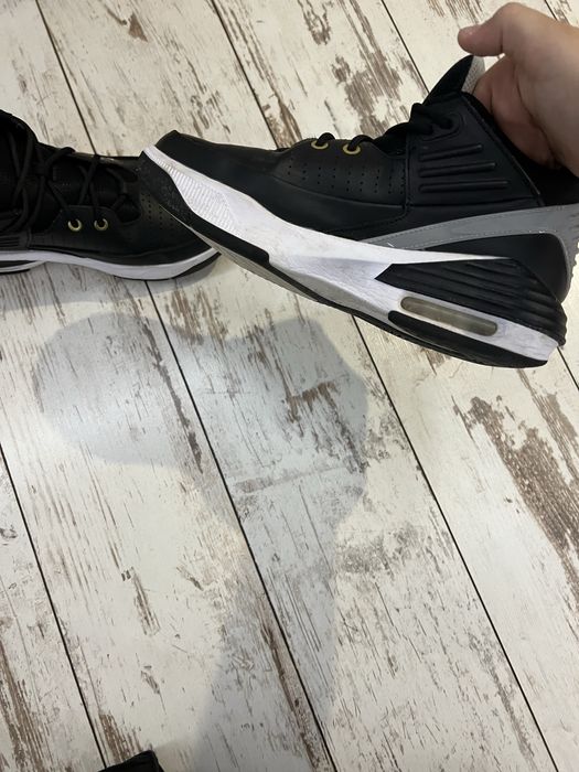 Продавам jordan aura 5