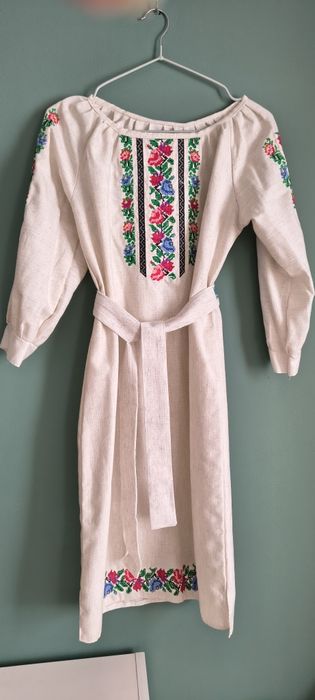 Rochie tradițională cusută manual