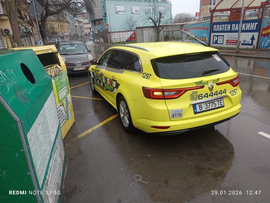 Автомобила е в много добро състояние както технически така и козметичн