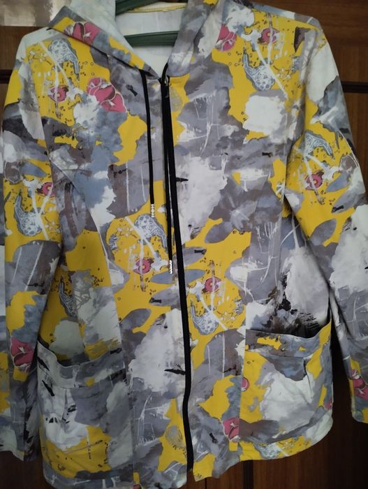 Продам женскую ветровку б/у