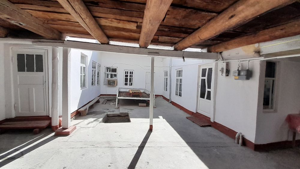 Эски шахарда 2 сотихли ховли сотилади