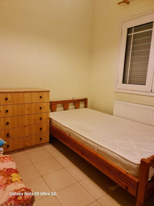 Продава три чудесни апартамента по 55 м2 в прекрасно оформен двор 400 м2 в Аспровалта, Гърция