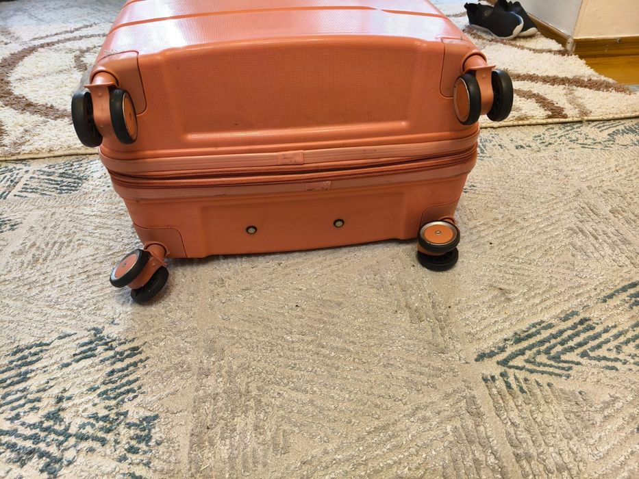 Продам пластиковый чемодан