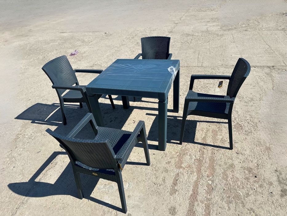 Комплект маса с 4 стола – за градина, балкон или заведение